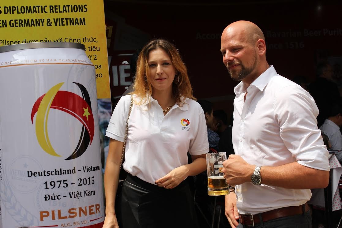 Các vị khách vừa dùng đồ uống, vừa trò chuyện.