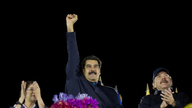 Tổng thống Venezuela kêu gọi Mỹ đối thoại thẳng thắn - 1 Tổng thống Nicolas Maduro (giữa) (Ảnh: