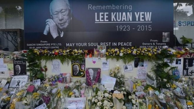 Một tấm biển lớn tưởng nhớ cựu Thủ tướng Lý Quang Diệu (Ảnh: AFP)
