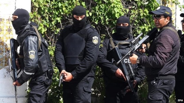 Tấn công khủng bố rúng động Tunisia, 17 du khách bị bắn chết tại bảo tàng - 4 Các cảnh sát được triển khai để đối phó với vụ tấn công (Ảnh: EPA)