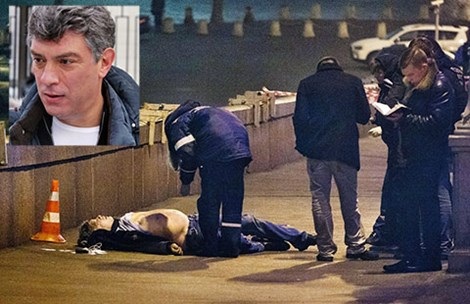 Vũ khí gây án là súng ngắn K59 - 1 Cơ quan điều tra tại hiện trường vụ ám sát ông Boris Nemtsov (ảnh nhỏ) đêm 27-2. Ảnh: AP