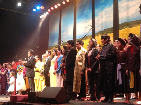 "Tết Làng tôi" - nơi gặp gỡ của những người con xa xứ trên đất Pháp - 2 Ngô Kim Hùng,Tổng thư ký Hội người Việt Nam tại Pháp và toàn thể nghệ sĩ tham gia
