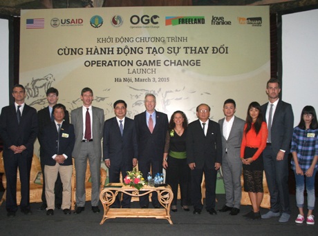 Việt - Mỹ cùng hành động để bảo vệ động vật hoang dã - 2 Các vị khách tham dự buổi lễ chụp ảnh lưu niệm