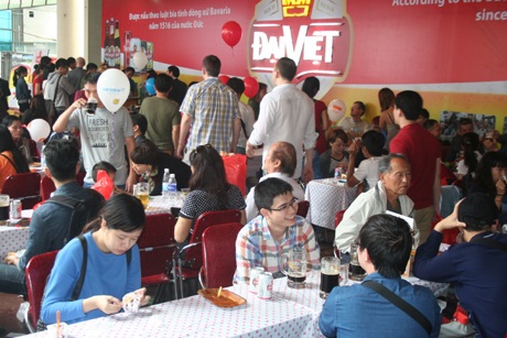 Du khách tham quan thưởng thức các bia tại lễ hội.