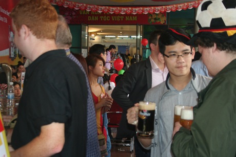 Các vị khách vừa dùng đồ uống, vừa trò chuyện.