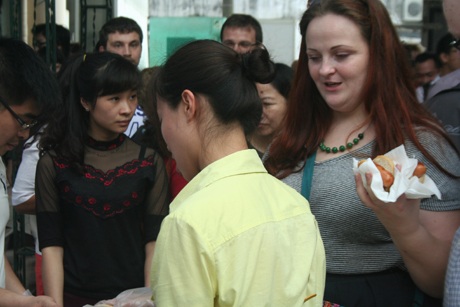 Một góc ẩm thực cũng thu hút các vị khách.