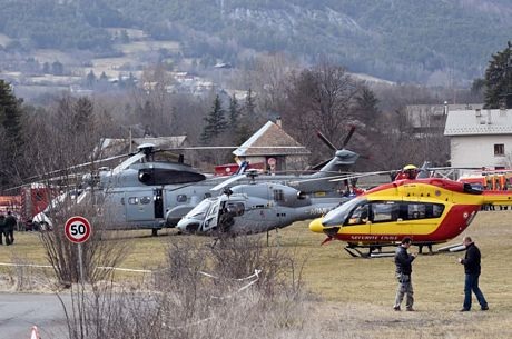 Các trực thăng tập trung tại Seyne, miền nam nước Pháp để sẵn sàng tới hiện trường vụ tai nạn.