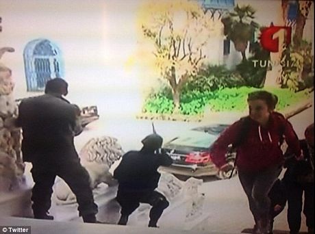 Tấn công khủng bố rúng động Tunisia, 17 du khách bị bắn chết tại bảo tàng - 6 Cảnh sát bao vây hiện trường vụ tấn công