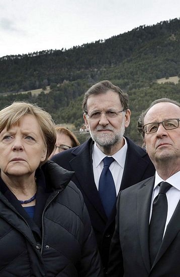 Lãnh đạo 3 nước hướng mắt về phía khu vực nơi máy bay gặp nạn.