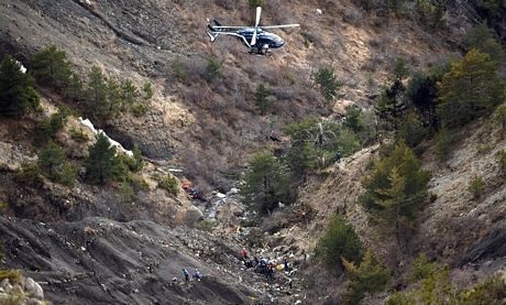 Các đội tìm kiếm được đưa xuống hiện trường bằng dây cáp.