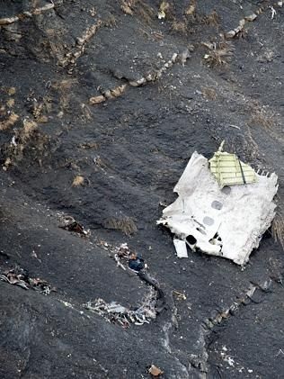 Họ phải rất thận trọng để không bị trượt trân xuống các vách núi.