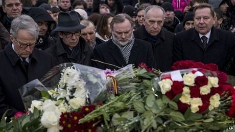 Putin: Sẽ làm mọi điều có thể để trừng phạt kẻ ám sát Nemtsov - 3 Người dân đặt hoa tưởng niệm Nemtsov tại nơi ông bị ám sát (Ảnh: