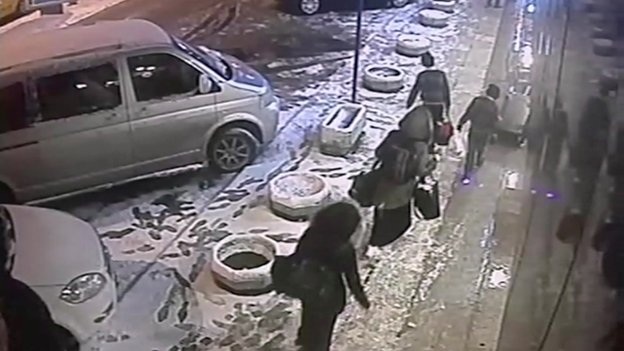 3 nữ sinh Anh "bắt xe buýt tại Istanbul để đến Syria" - 1 Các nữ sinh Anh tại một bến xe buýt ở Istanbul (Ảnh: