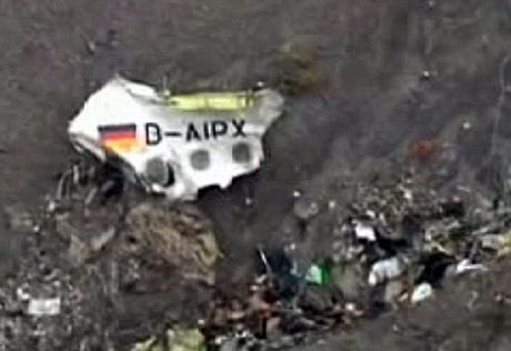 Một số mảnh vỡ lớn của máy bay được tìm thấy.