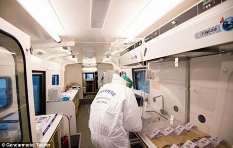 Không có bất kỳ thi thể nguyên vẹn nào tại hiện trường tai nạn máy bay Đức - 3 Bên trong phòng thí nghiệm di động. (Ảnh: