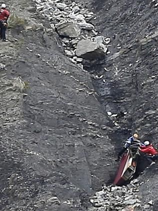 Họ phải rất thận trọng để không bị trượt trân xuống các vách núi.