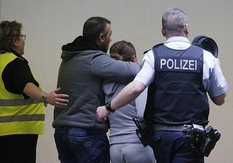 Các thân nhân hành khách cũng tập trung tại sân bay ở Duesseldorf, Đức.