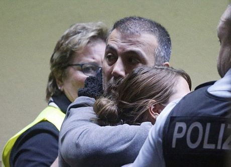 Một dường như đang chờ đợi thông tin về chuyến bay gặp nạn tại sân bay Duesseldorf, Đức.