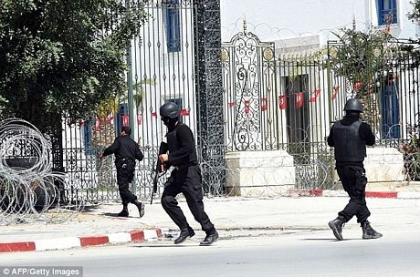 Tấn công khủng bố rúng động Tunisia, 17 du khách bị bắn chết tại bảo tàng - 7 Cảnh sát bao vây hiện trường vụ tấn công
