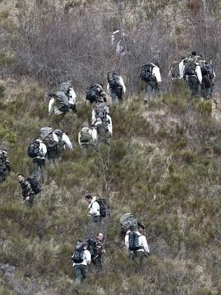 Họ phải rất thận trọng để không bị trượt trân xuống các vách núi.