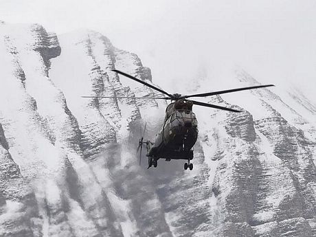 Họ phải rất thận trọng để không bị trượt trân xuống các vách núi.