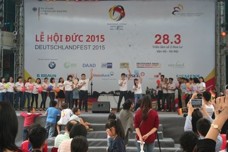 Các sinh viên biểu diễn một bài hát bằng tiếng Đức.