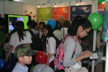 Một gian hàng thu hút đông đảo bạn trẻ tới tìm hiểu thông tin về du học Đức.