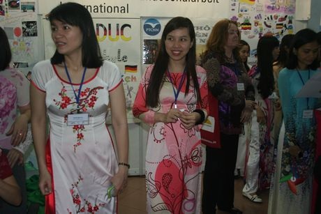 Những tà áo dài thướt tha tại ngày hội Đức.