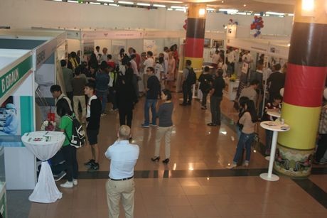 Du khách tham quan các gian hàng trưng bày trong Lễ hội Đức.