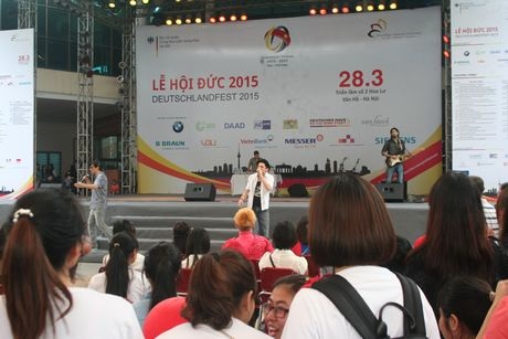 Các bạn trẻ hào hứng với màn trình diễn của ban nhạc Raggabund.