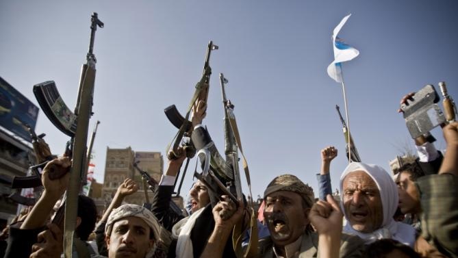 Lãnh sự quán Nga tại Yemen bị hư hại do các cuộc không kích - 1 Phiến quân Houthi giương súng trong một cuộc tuần hành ở thủ đô Sanaa. (Ảnh: AP)