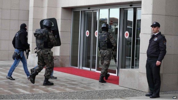 Lực lượng an ninh được vũ trang hạng nặng vào bên trong tòa án (Ảnh: AP)