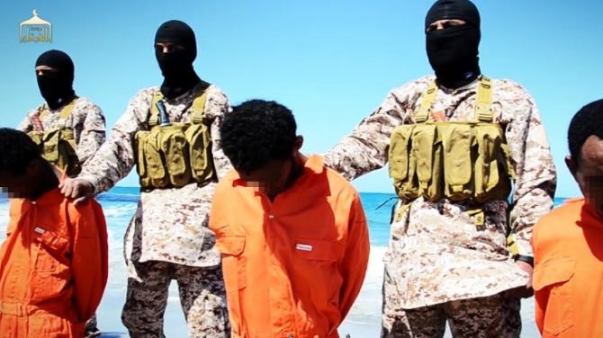 IS chặt đầu 30 người theo Thiên chúa giáo tại Libya - 1 Các con tin trước khi bị chặt đầu (Ảnh AFP)