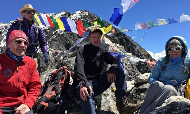 Một lãnh đạo của Google chết do lở tuyết trên đỉnh Everest - 2 Dan Fredinburg (thứ hai từ trái sang) trong một lần leo núi tại khu vực Everest (Ảnh: Guardian)
