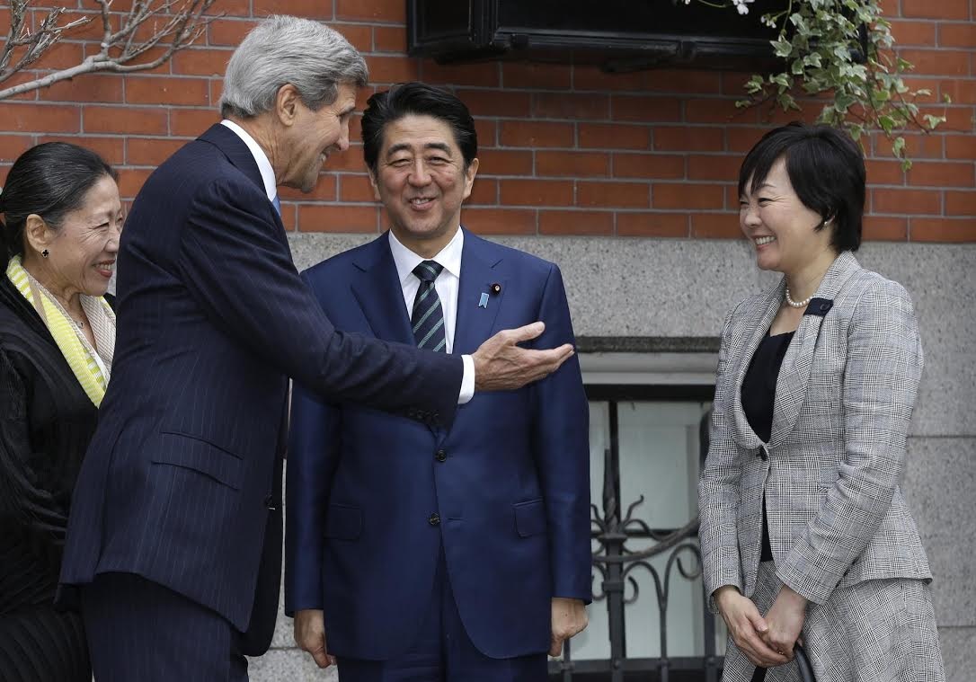 Thủ tướng Nhật Bản công du Mỹ - 1 Ngoại trưởng Kerry và Thủ tướng Abe (Ảnh: