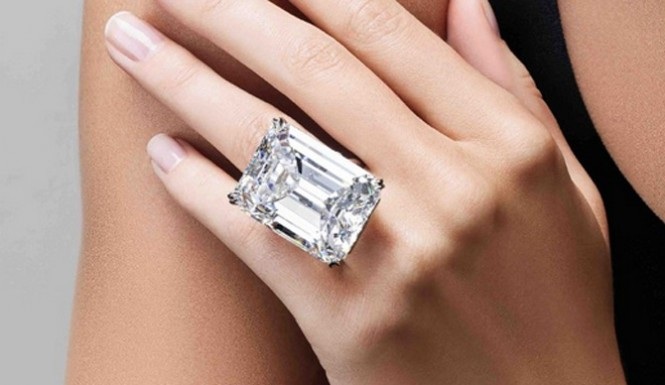 Viên kim cương 100 carat có giá giá 22,1 triệu USD - 1 Viên kim cương trắng nặng 100 carat (Ảnh: