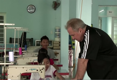 Việt Nam - ngôi nhà thứ 2 của nhiều cựu binh Mỹ - 1 Cựu chiến binh Mỹ Chuck Palazzo tại một xưởng may ở Đà Nẵng (Ảnh chụp màn hình)