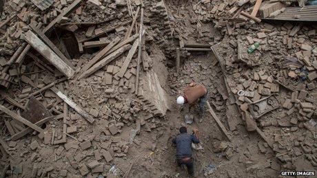 Nepal: 3.700 người chết do động đất, cứu hộ gặp khó khăn gần tâm chấn - 2 Lực lượng cứu hộ Nepal đang gặp nhiều khó khăn trong việc tìm kiếm những người sống sót. (Ảnh: