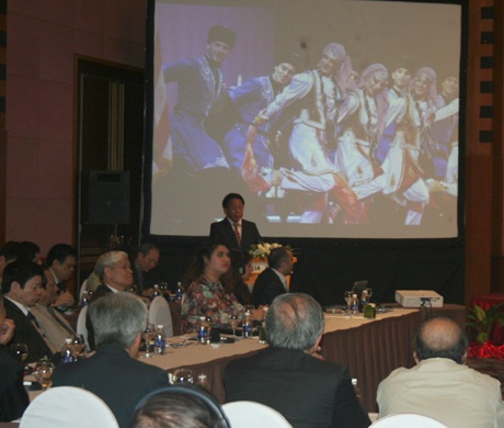 Những nét tương đồng trong văn hóa Việt Nam-Azerbaijan - 2 Tiến sĩ Nguyêm Vũ Khải trình bày tham luận tại hội thảo.