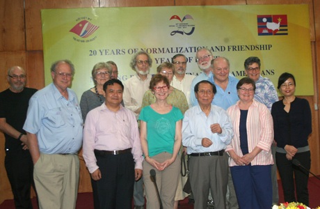 Những người bạn Mỹ và Việt Nam chụp ảnh lưu niệm sau buổi tọa đàm.