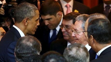 Lãnh đạo Mỹ, Cuba lần đầu bắt tay sau tuyên bố bình thường hóa quan hệ - 2 Lãnh đạo Mỹ và Cuba trò chuyện ngắn khi tham dự thượng đỉnh OAS
