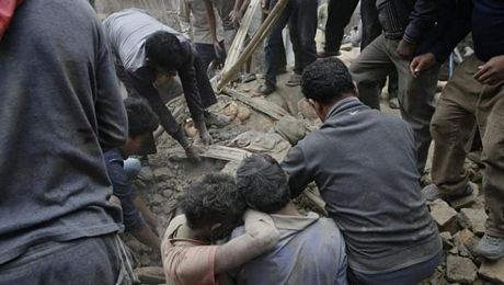 Do nhà xác bệnh viện bị quá tải, các thi thể được đặt ngay ngoài trời để mọi người nhận dạng.