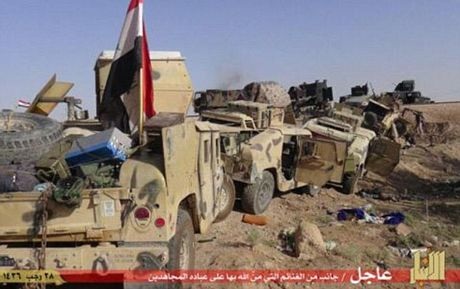 Các phương tiện của quân đội Iraq bị bỏ lại tại Ramadi.