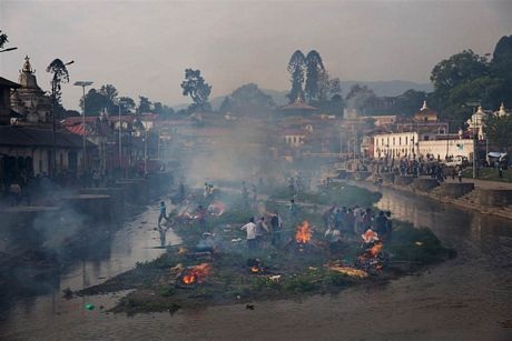 Khu vực hỏa táng trước đền Pashupatinath bên bờ sông Bagmati ở Kathmandu.