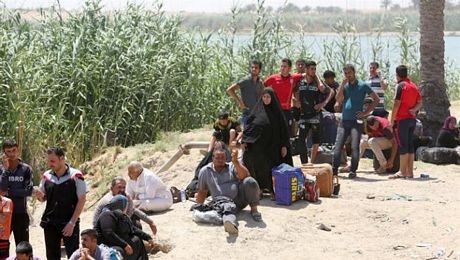 Người dân chờ đợi gần cây cầu Bzebiz để vượt sông Euphrates trên đường tới Baghdad.