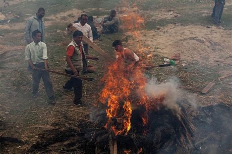 Việc hỏa táng các thi thể diễn ra ngoài trời.