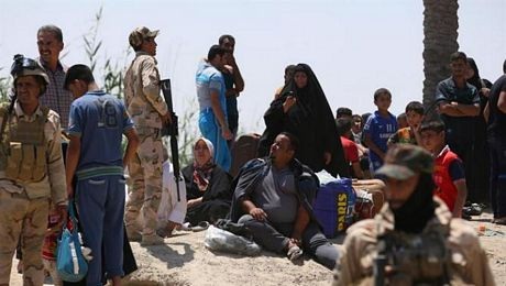 Người dân chờ đợi gần cây cầu Bzebiz để vượt sông Euphrates trên đường tới Baghdad.