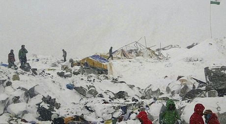 Cảnh tượng tan hoang trên núi Everest, nơi một trận lở đát đã cướp đi sinh mạng của 18 người.