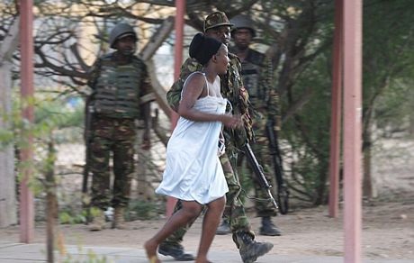 Một sinh viên bật khóc do bị thương trong vụ tấn công.