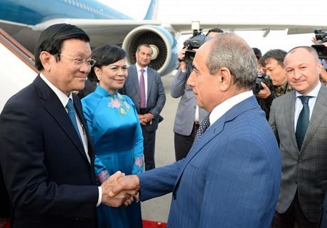 Chủ tịch nước Trương Tấn Sang bắt tay một quan chức Azerbaijan khi vừa tới sân bay Baku (Ảnh: